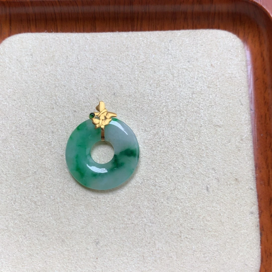 翡翠18K金镶嵌颈饰甜