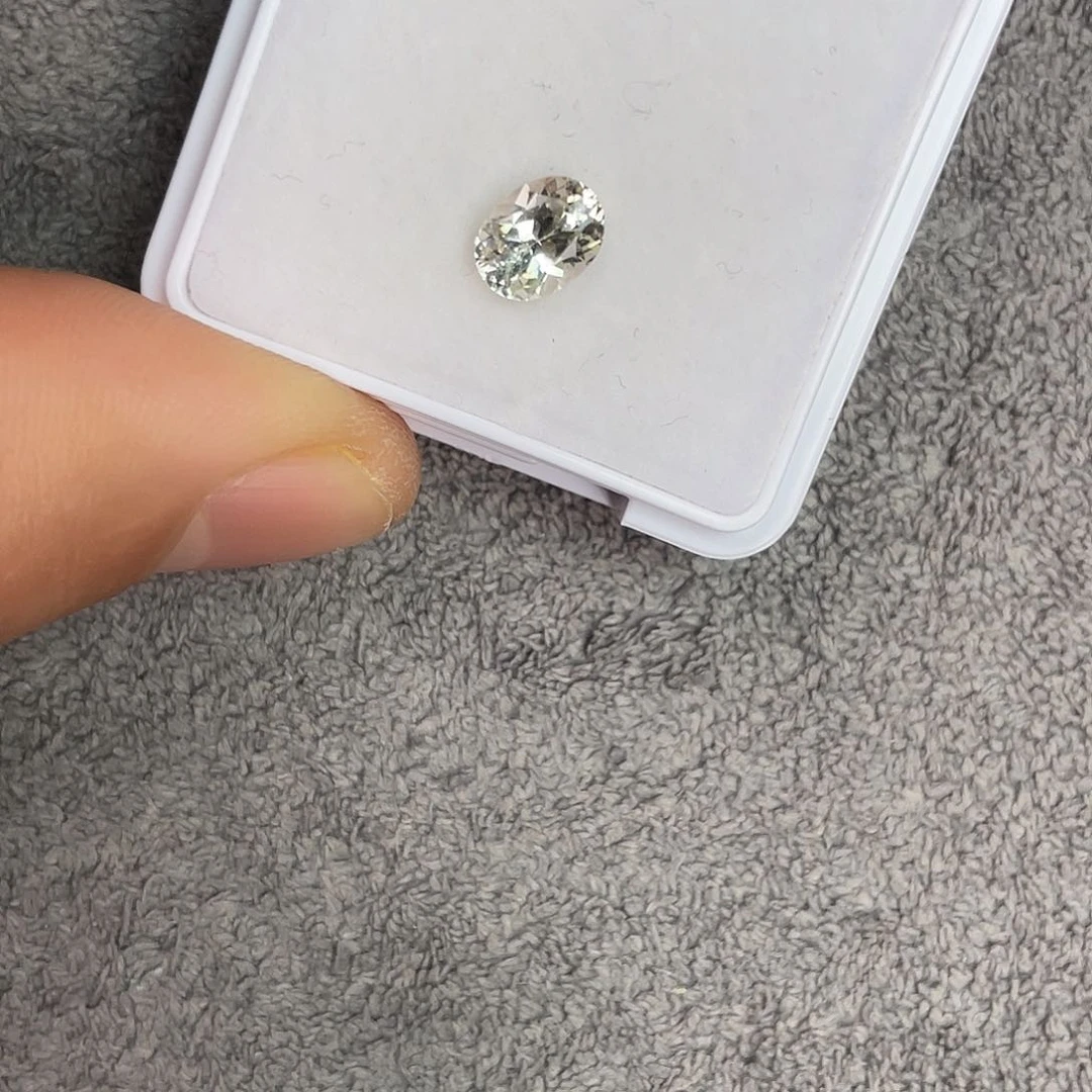 蓝宝石裸石未镶嵌1.344Ct。  