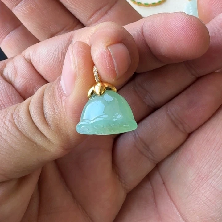 翡翠吊坠(不含链)18K金镶嵌