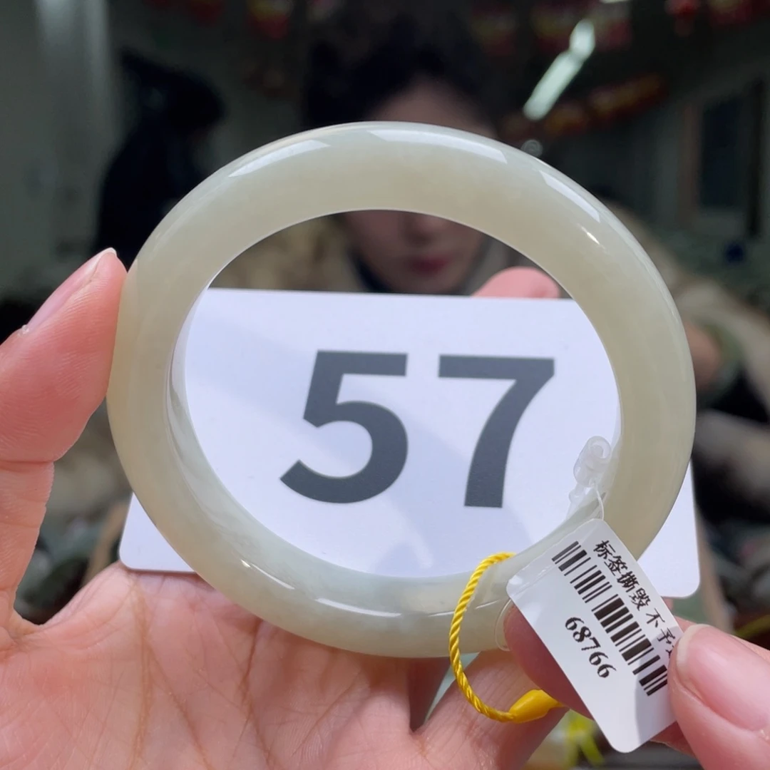 和田玉手镯未镶嵌色纹