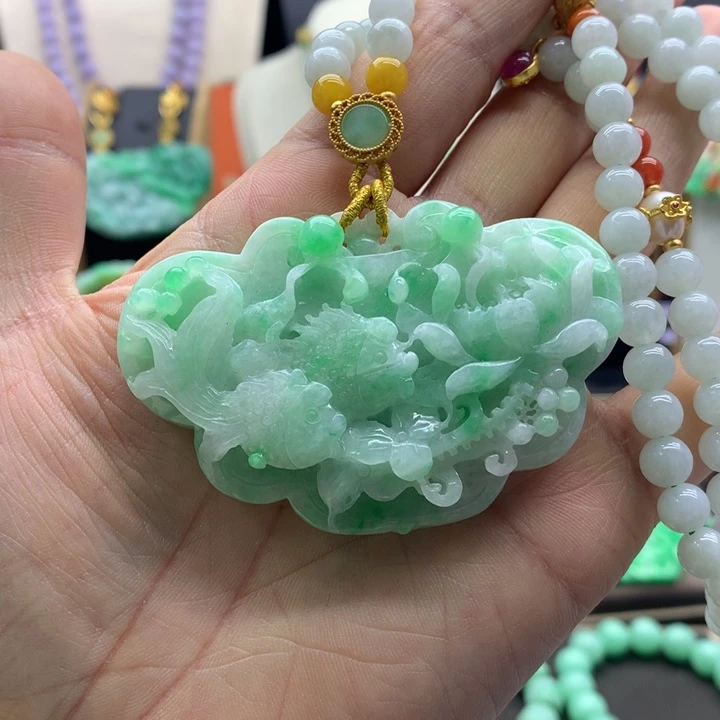 翡翠吊坠(赠链)未镶嵌