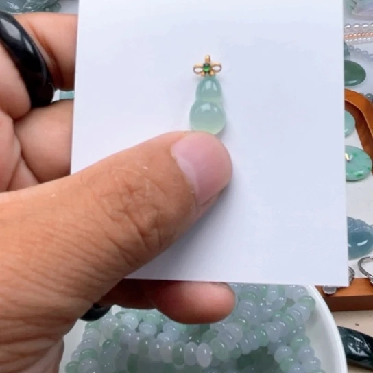 翡翠未镶嵌颈饰翡翠高冰绿葫芦