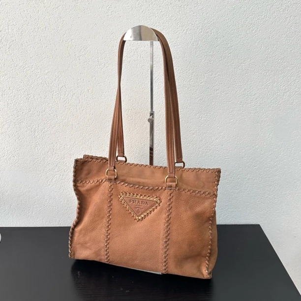 95新 Prada/普拉达 棕色全皮大标托特单肩包 底长35 123325