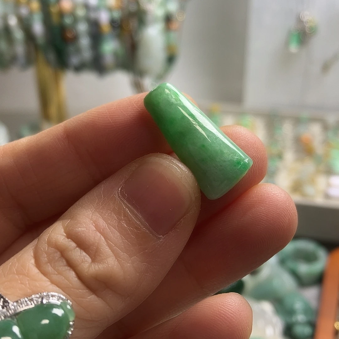 翡翠未镶嵌颈饰04