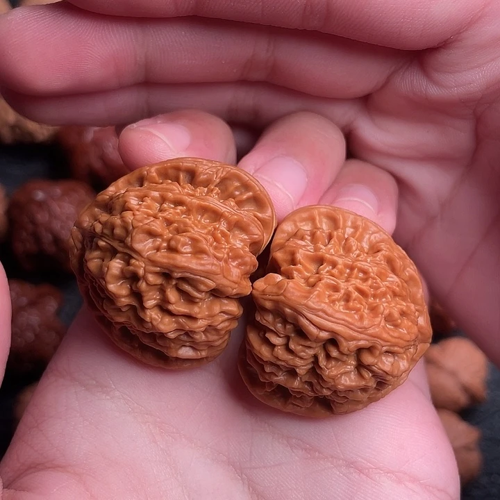 文玩核桃吊坠白狮子