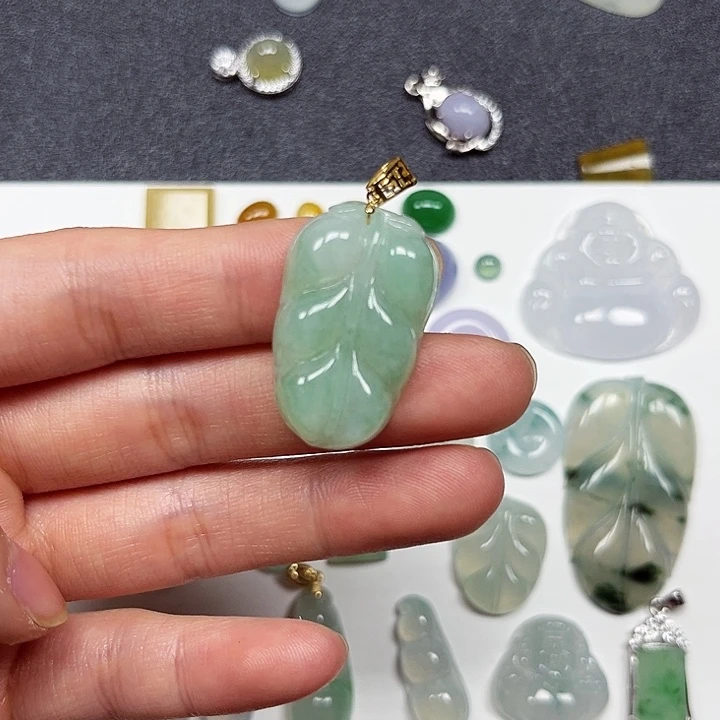 翡翠颈饰18K金镶嵌翡翠绿叶子