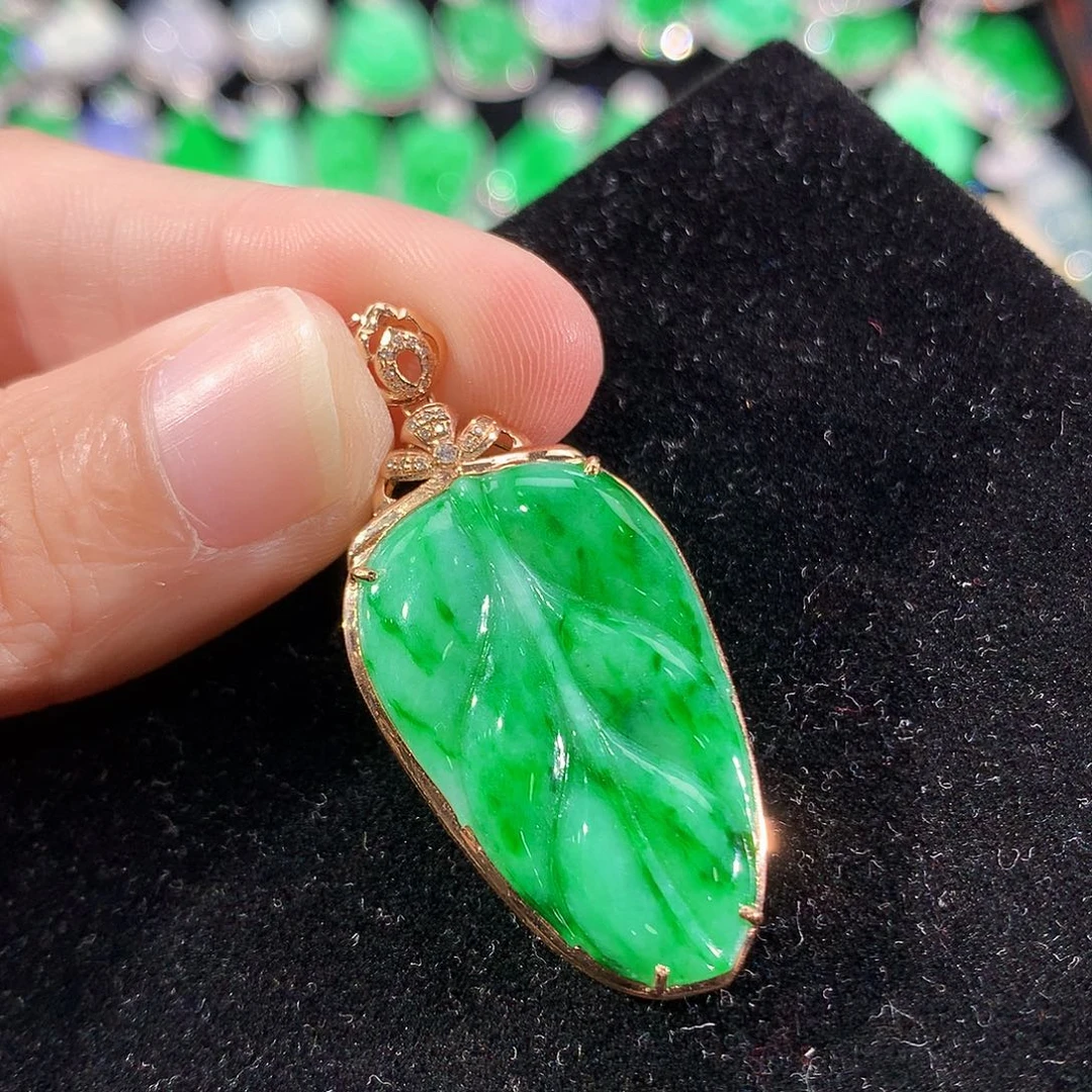 翡翠18K金镶嵌颈饰