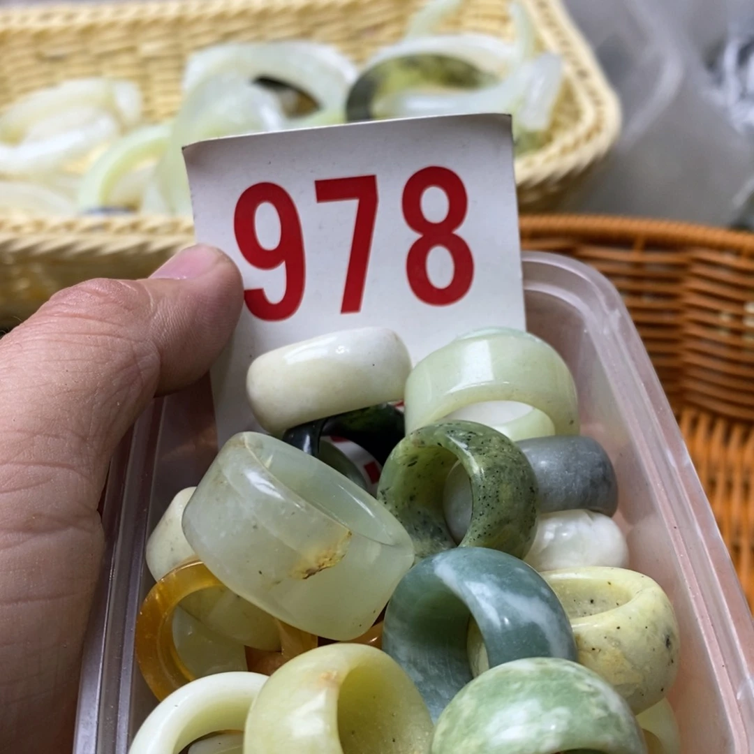 蛇纹石玉挂坠未镶嵌