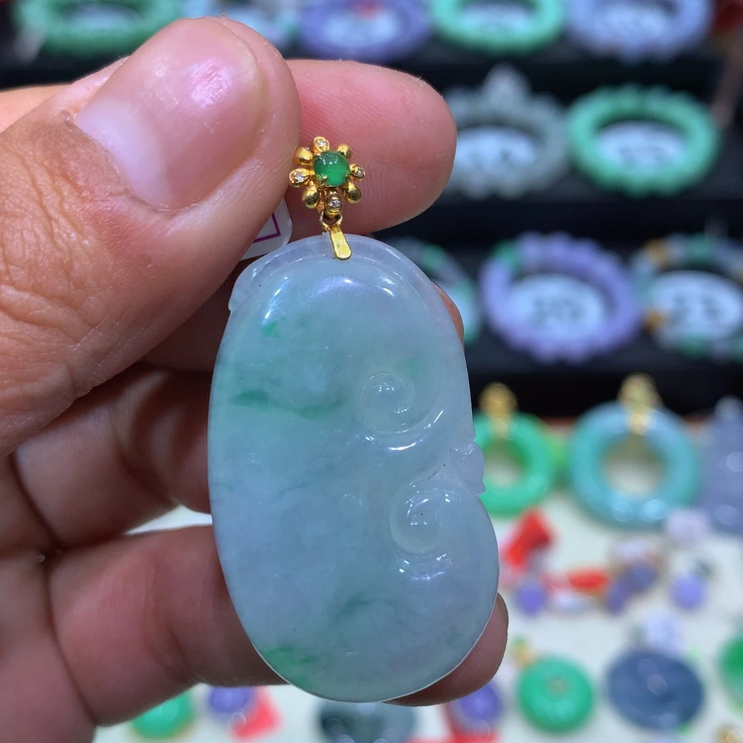 翡翠18K金镶嵌颈饰