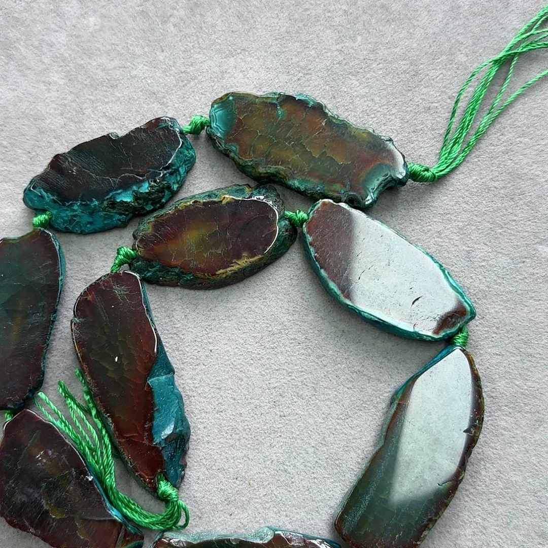 莺***舞玛瑙/玉髓未镶嵌珠宝半成品绿龙纹原石一条