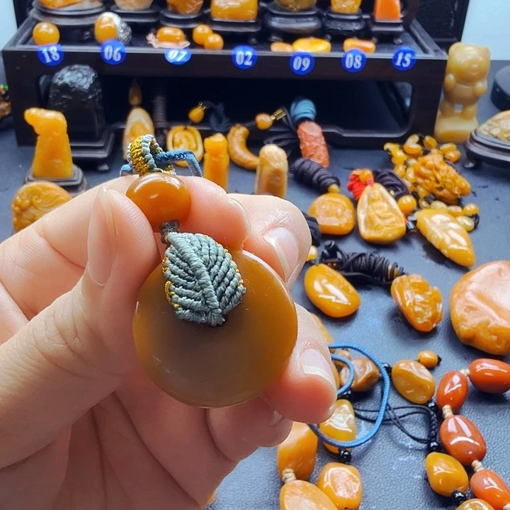 丽***莉田黄石田黄石挂件