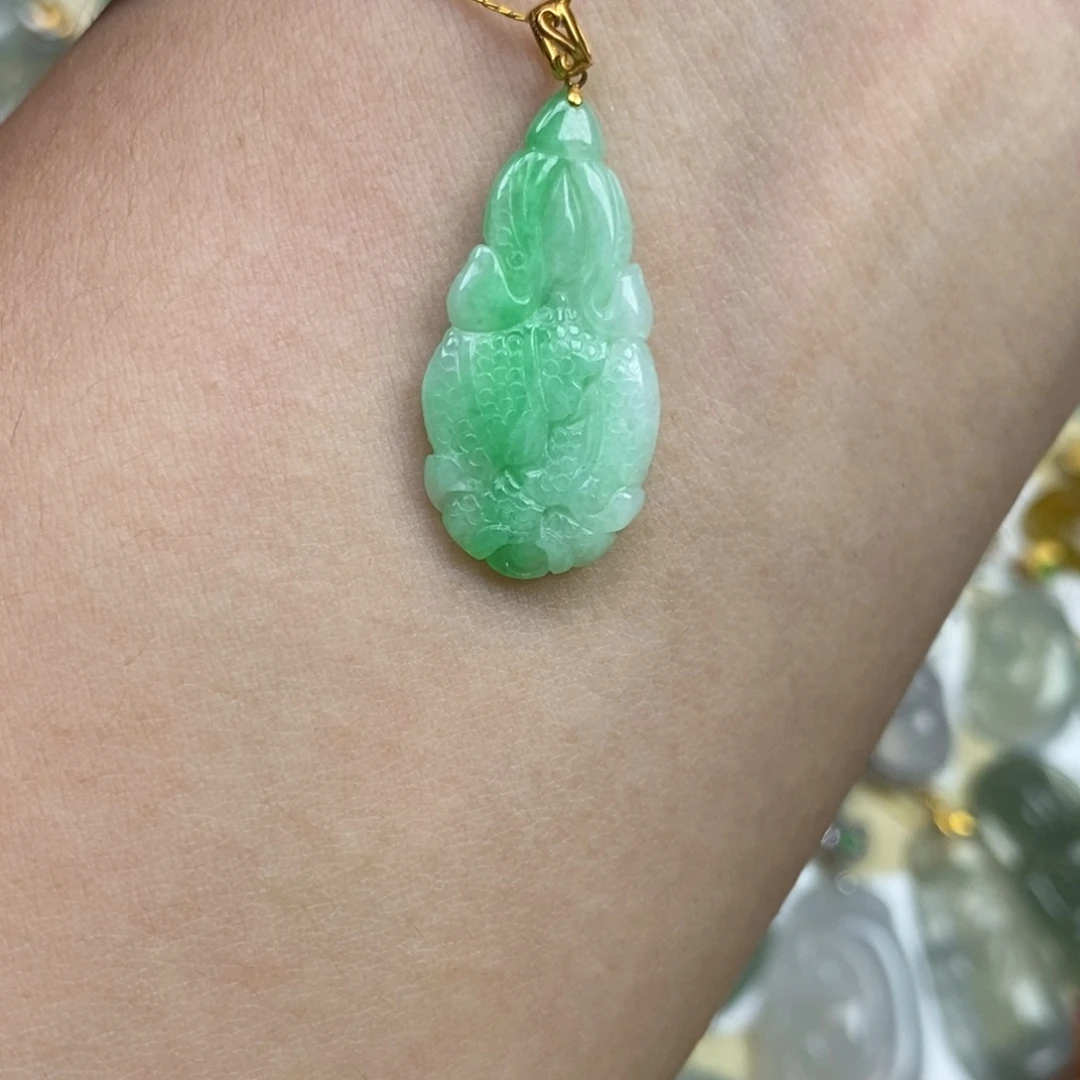 颈饰18K金镶嵌翡翠白菜