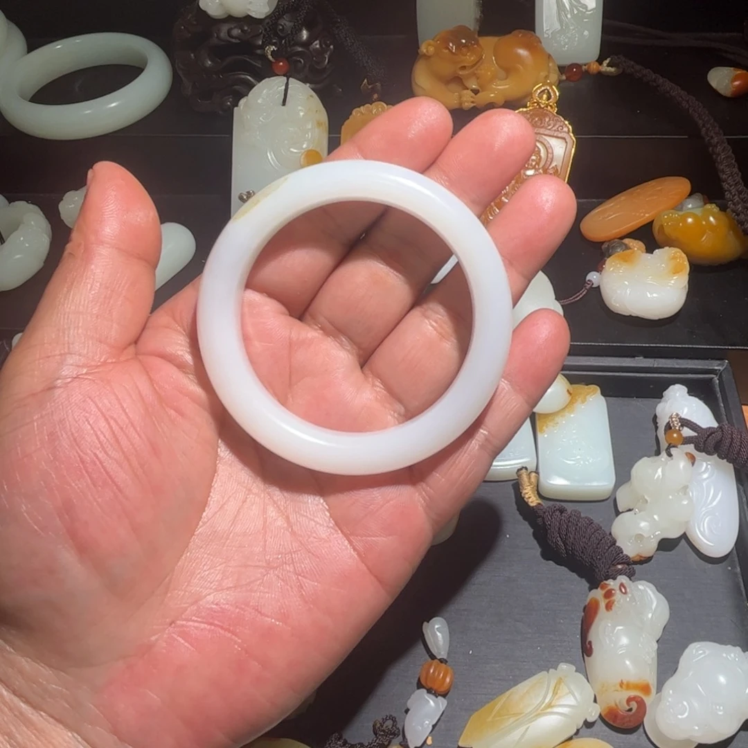 和田玉挂件未镶嵌钱***?