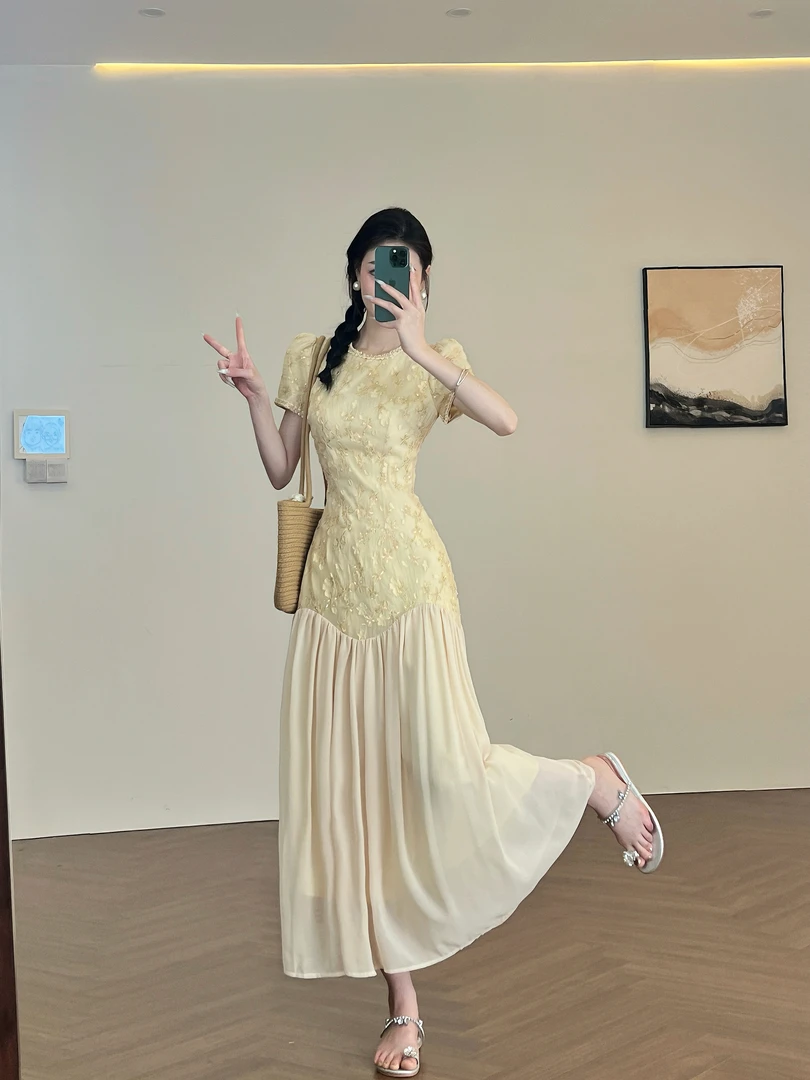 周子仪杏色海边度假连衣裙女夏季长裙2025年新款气质时尚高级感裙