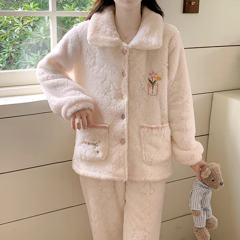 加绒加厚珊瑚绒翻领睡衣女套装秋冬新款法兰绒甜美可爱刺绣家居服