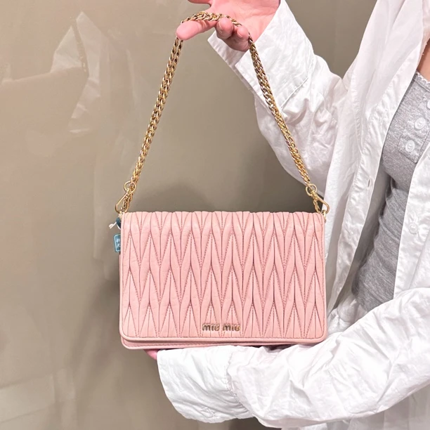95新 MIU MIU/缪缪 miumiu蜜桃粉褶皱链条斜挎包