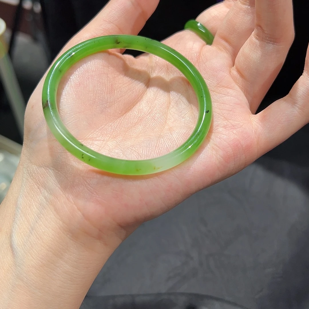 茉***～和田玉（碧玉）手镯未镶嵌