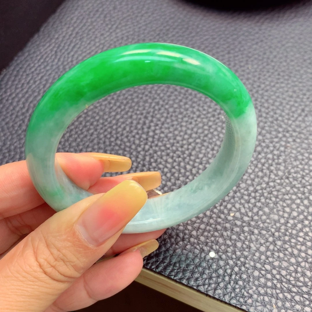 翡翠手镯未镶嵌缅甸