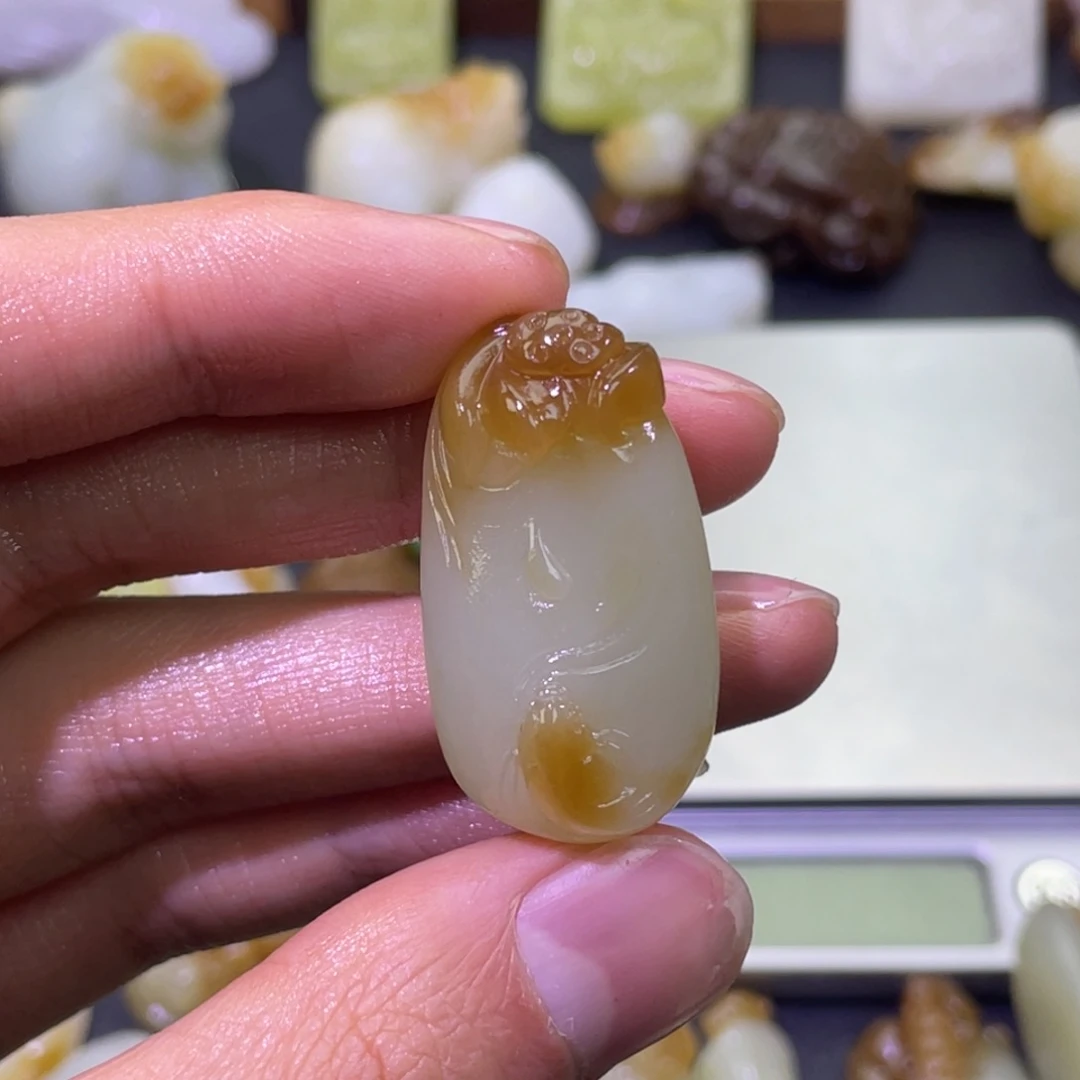 颈饰未镶嵌和田玉糖白莲年有余