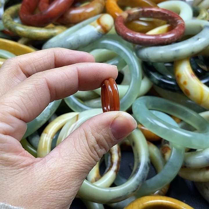 蛇纹石玉手镯未镶嵌爱***?