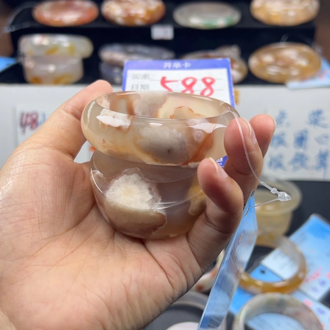 上***姐石英质玉未镶嵌手镯