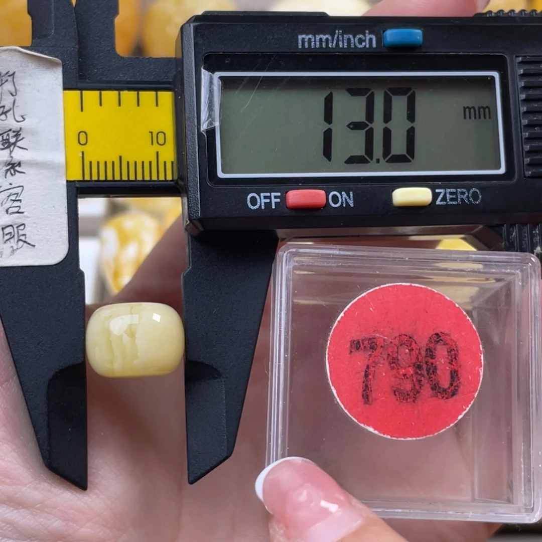 蜜蜡未镶嵌珠宝奇石