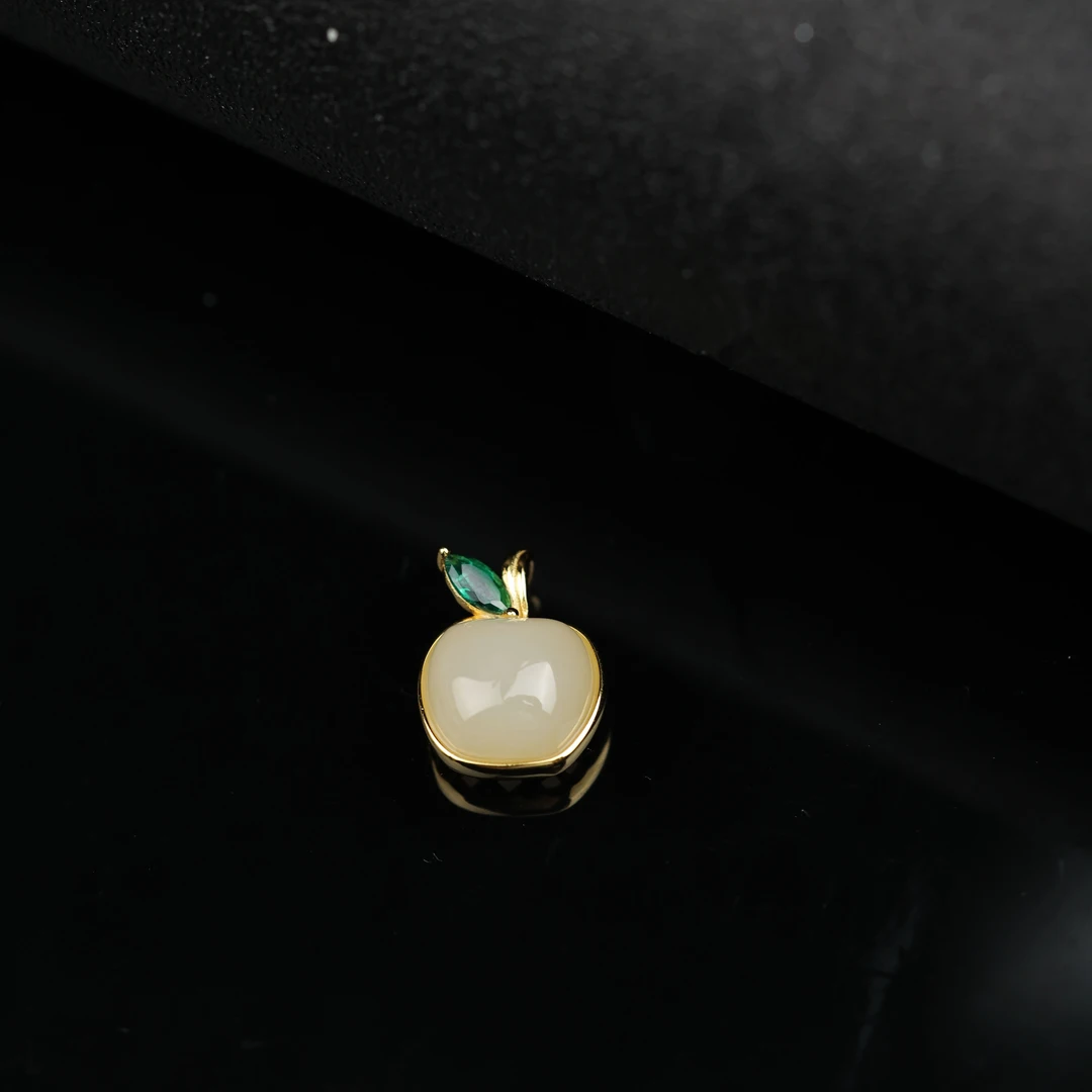 【周大金玉石】S925银和田玉苹果吊坠-D8997-臻