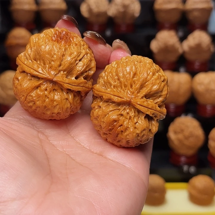 约***定文玩核桃把件臻龙绣球999