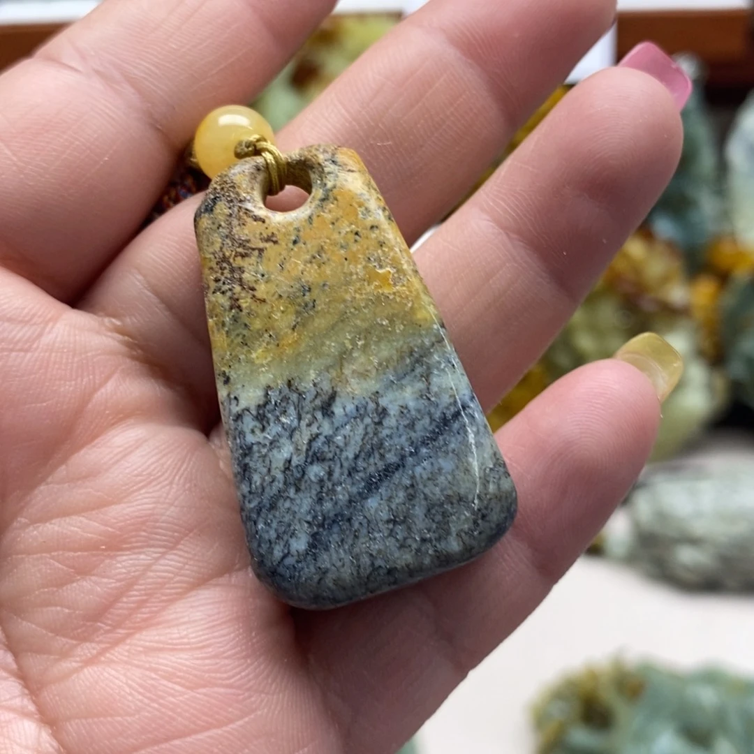 蛇纹石玉未镶嵌颈饰