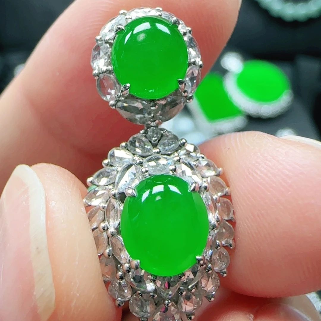 翡翠18K金镶嵌颈饰蛋面吊坠