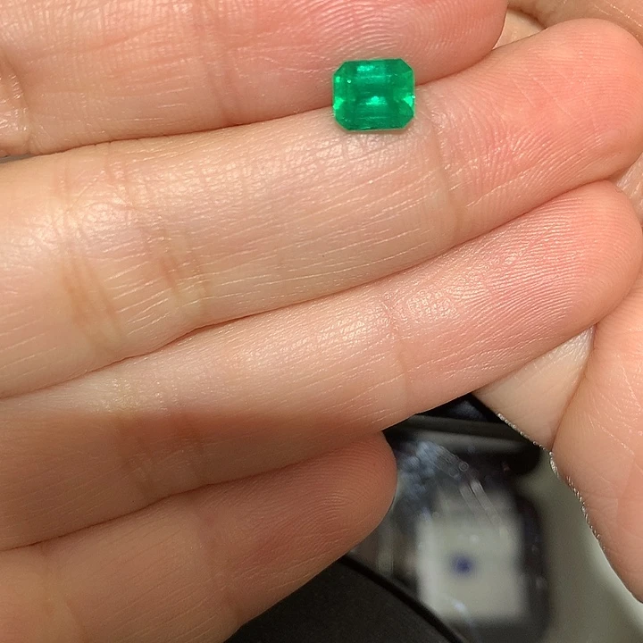 祖母绿裸石0.83ct哥伦比亚祖母绿