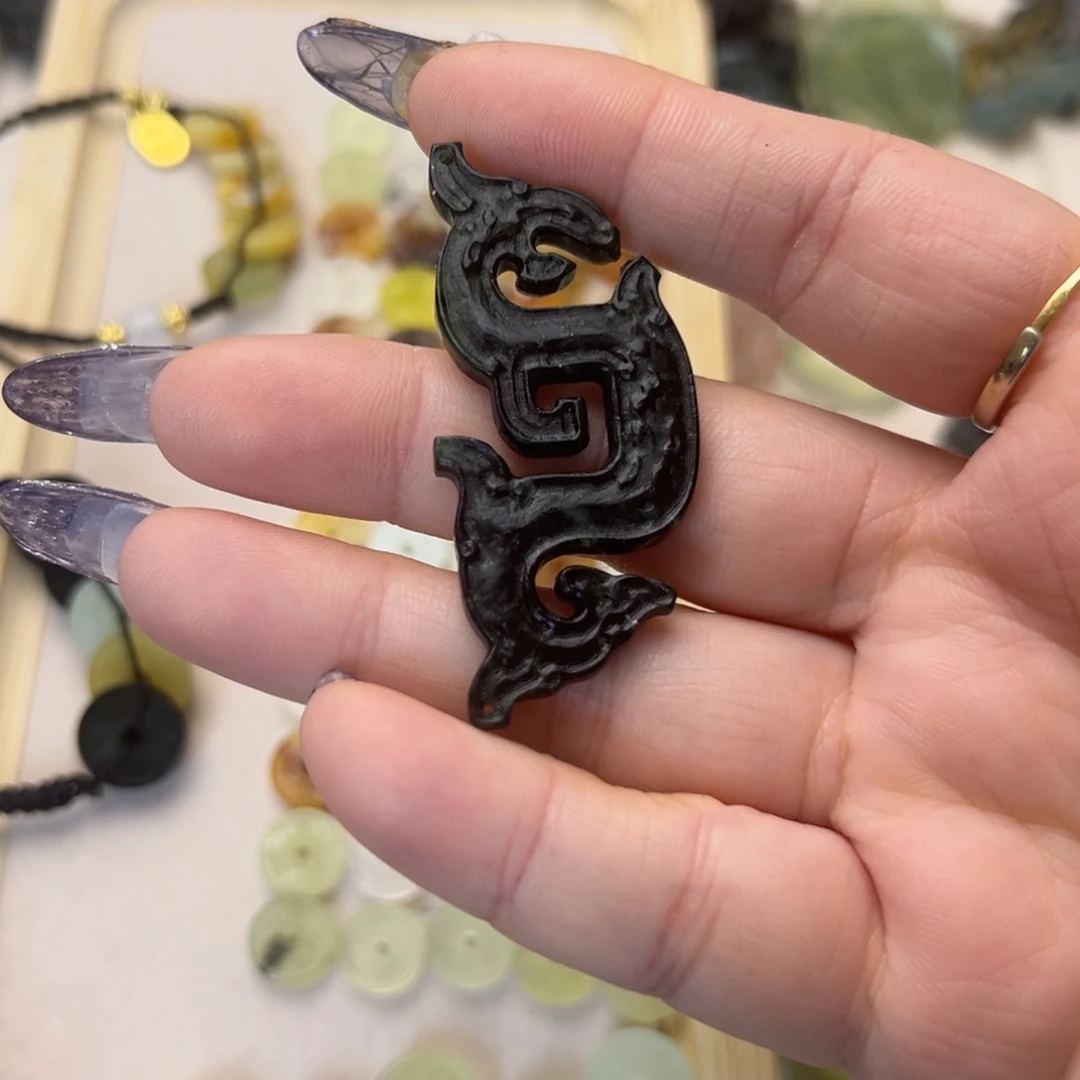 蛇纹石玉颈饰合金