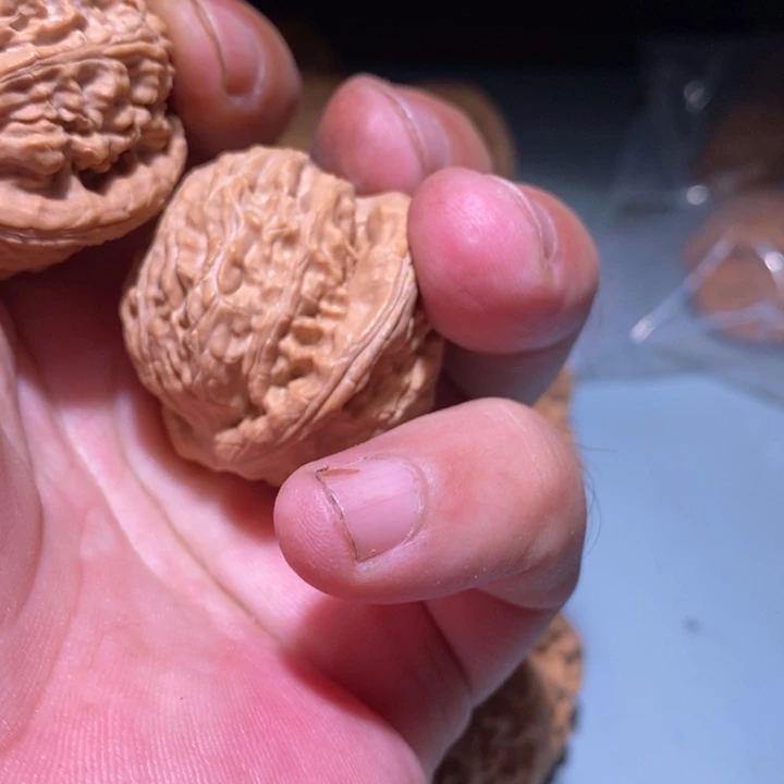 文玩核桃吊坠白狮子