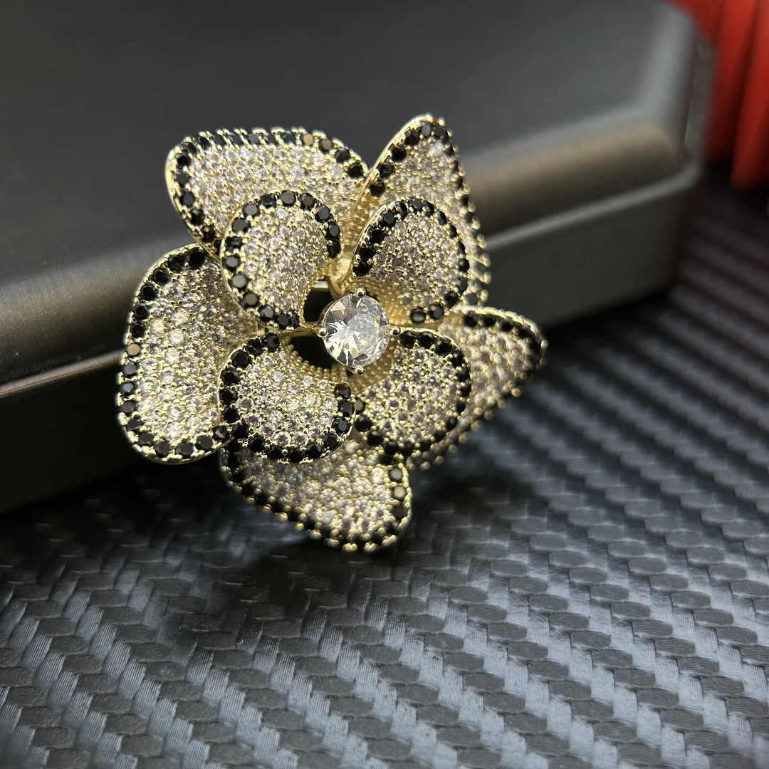 0595 法★【小香风】黑边山茶花胸针