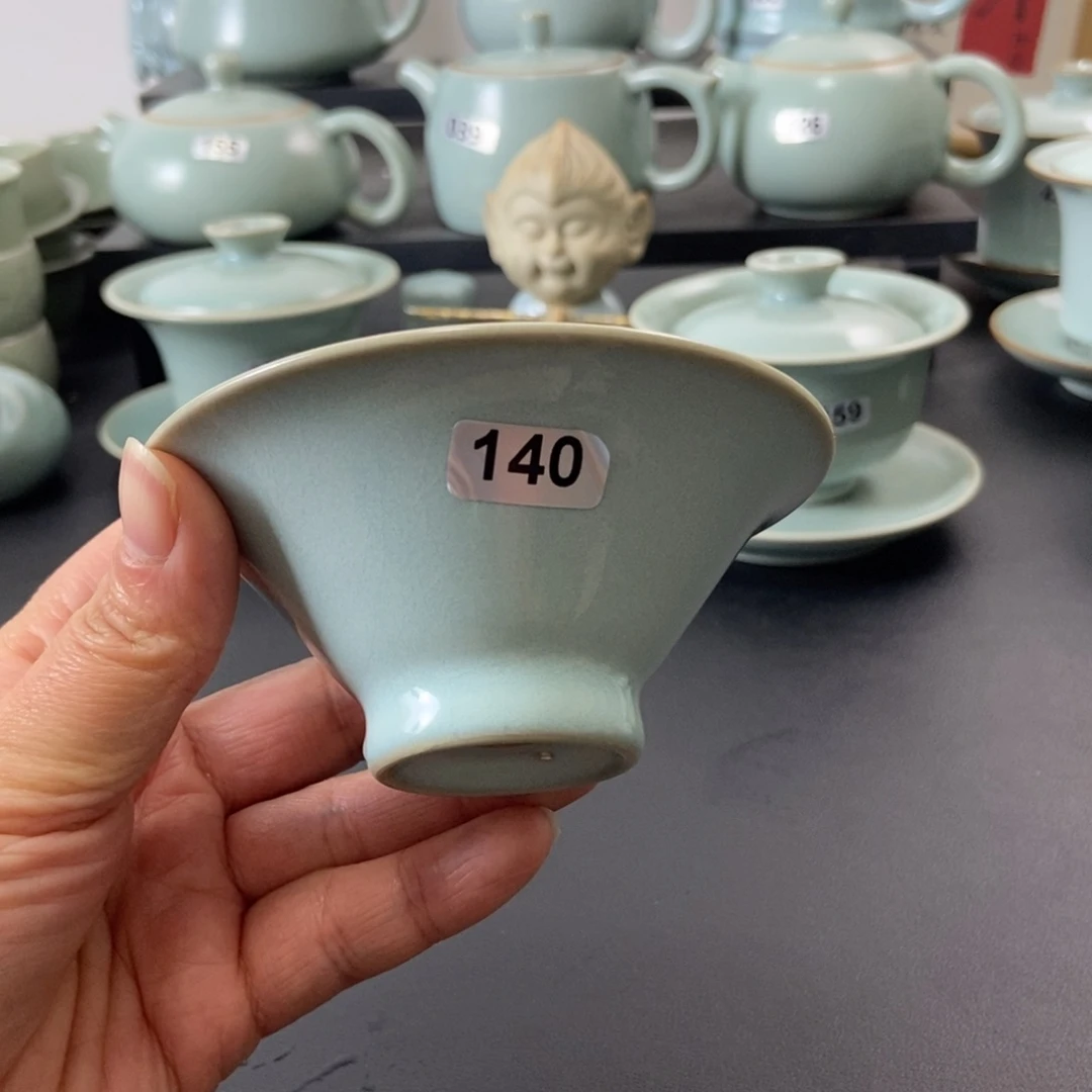 富***开微瑕天青釉斗笠杯