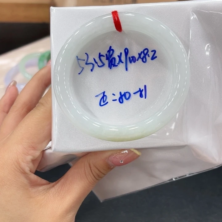 翡翠手镯未镶嵌翡翠