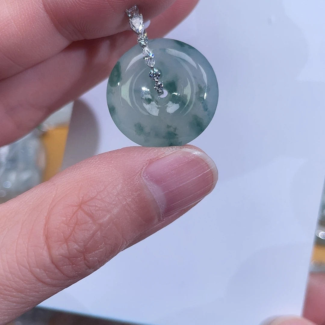 翡翠18K金镶嵌颈饰平安扣