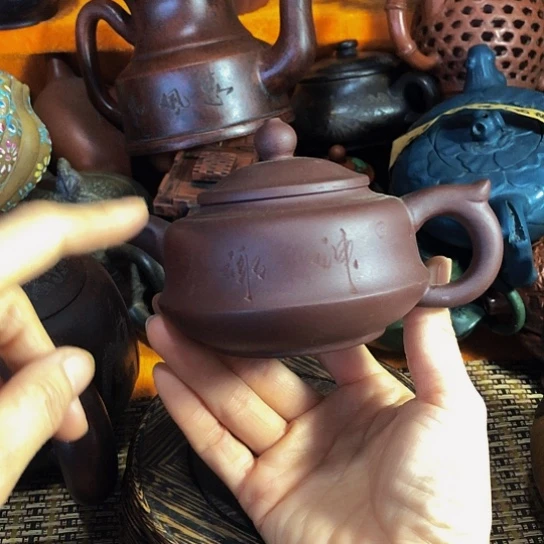 茶壶紫砂原矿泥料手工制作的一把紫砂壶。