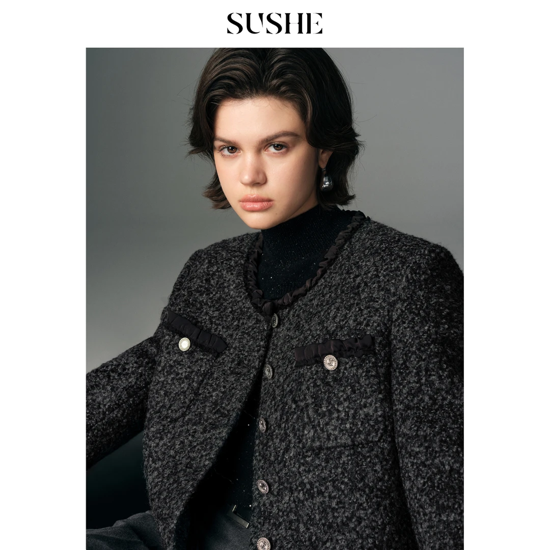 束皙SUSHE 塞纳河 羊毛圈圈呢2025春季新款缎面木耳边灰色短外套