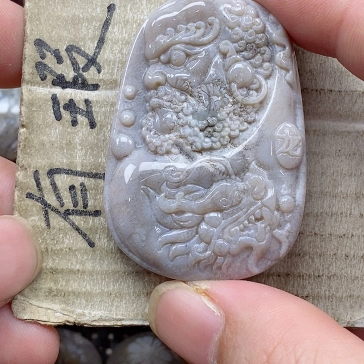 颈饰未镶嵌硅化珊瑚（珊瑚玉）归*
