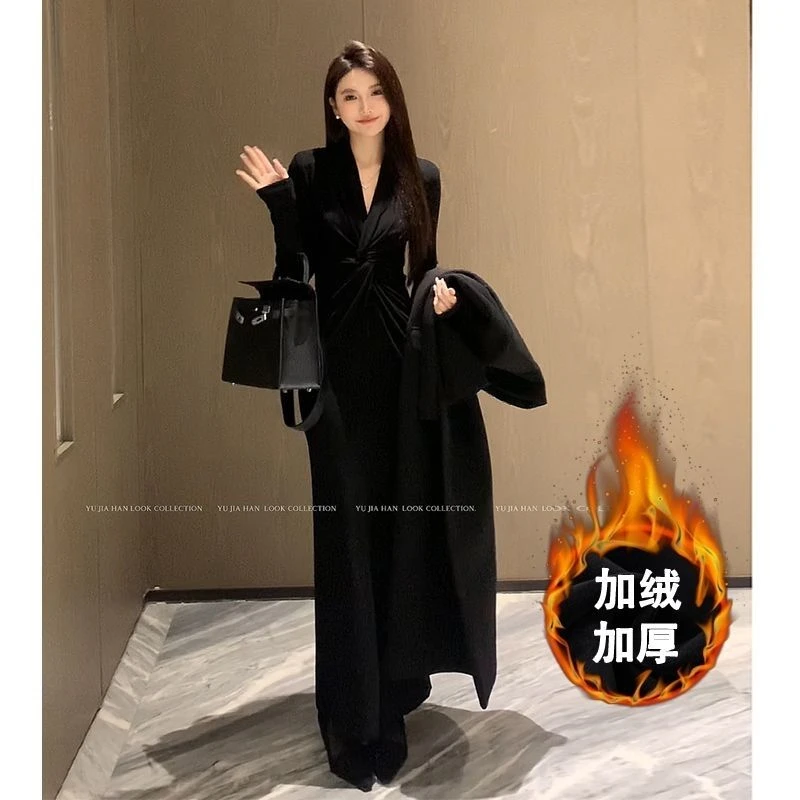 黑色设计感弧形深V时尚针织长裙显瘦修身高级感小众长袖连衣裙女