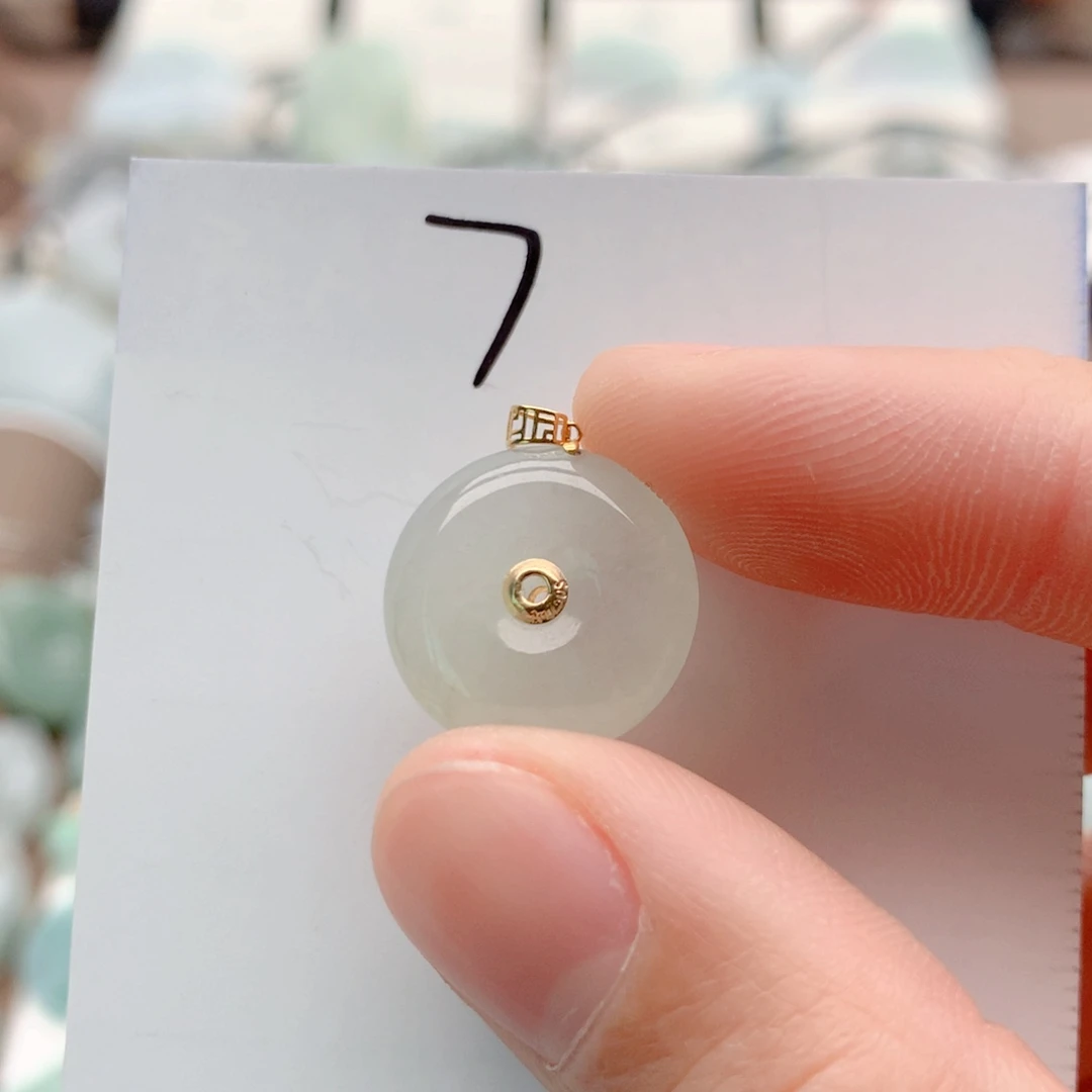 蒙***多翡翠18K金镶嵌颈饰吊坠