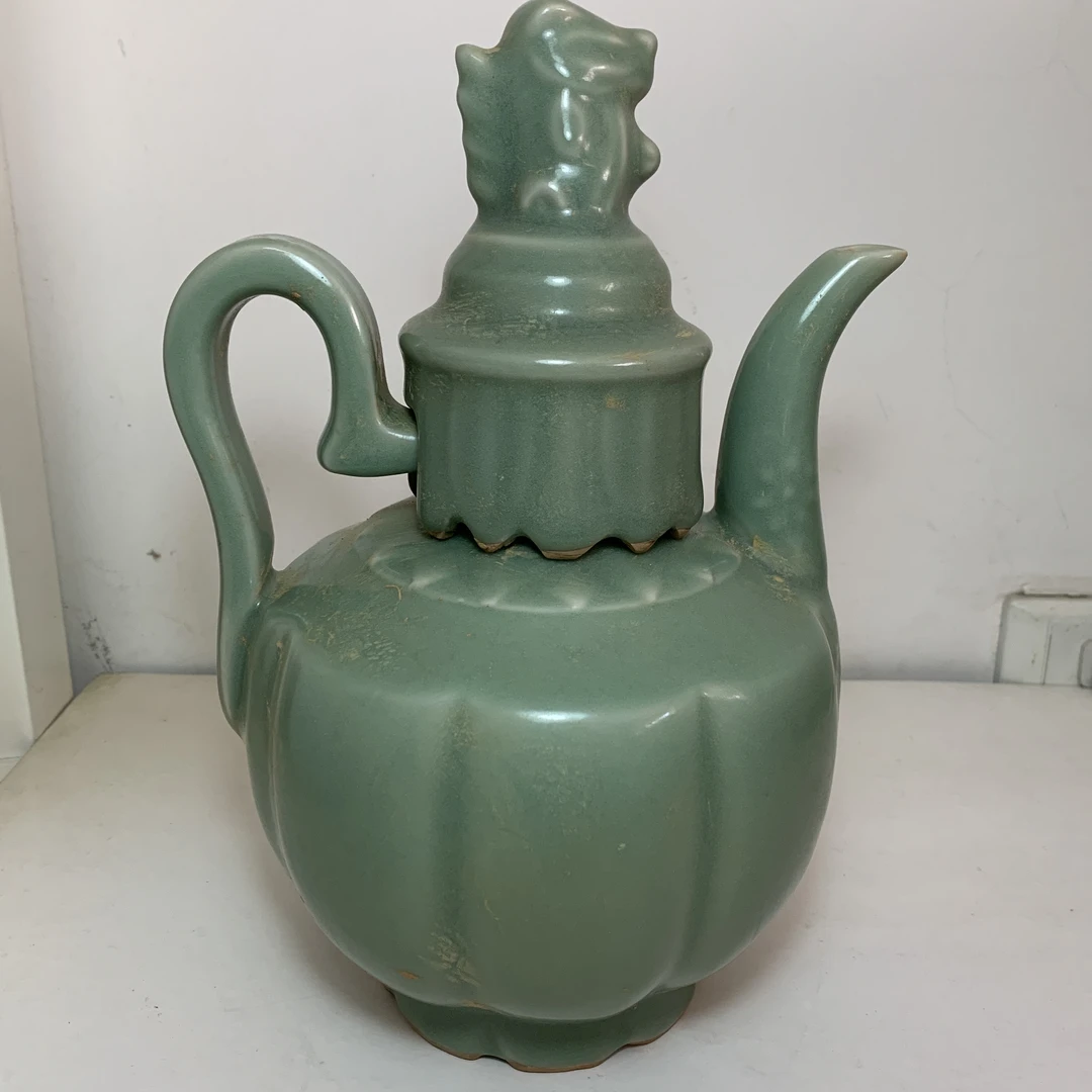 兽首龙泉雕花酒壶