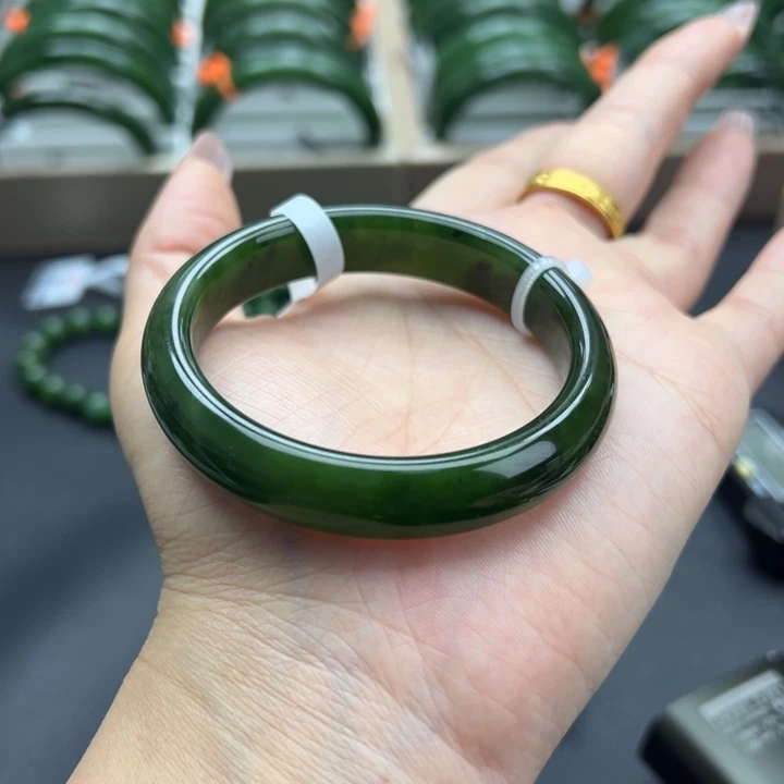 陆***漓和田玉（碧玉）未镶嵌手镯