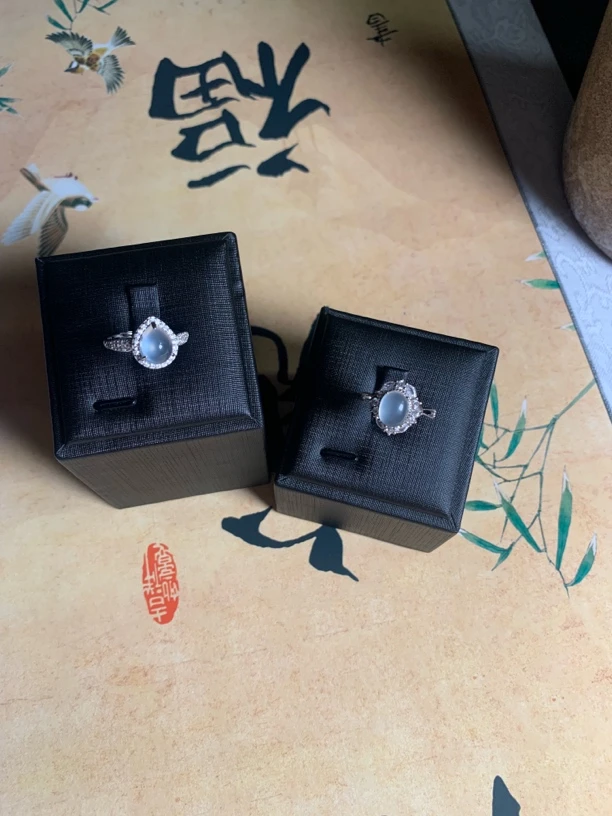 岫玉冰料戒指，水滴 蛋面冰透镶嵌级别。