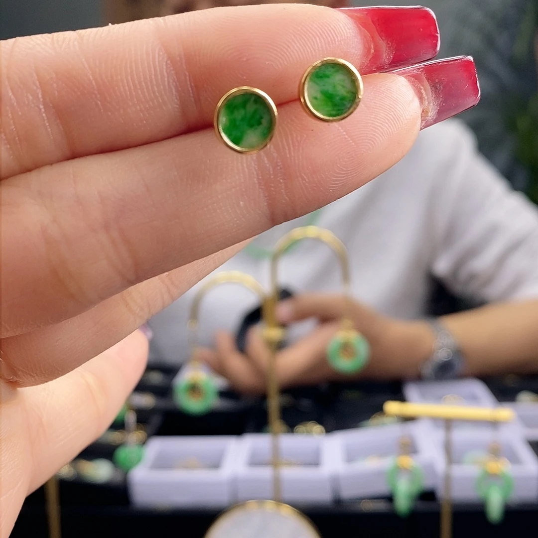 翡翠耳饰未镶嵌翡翠