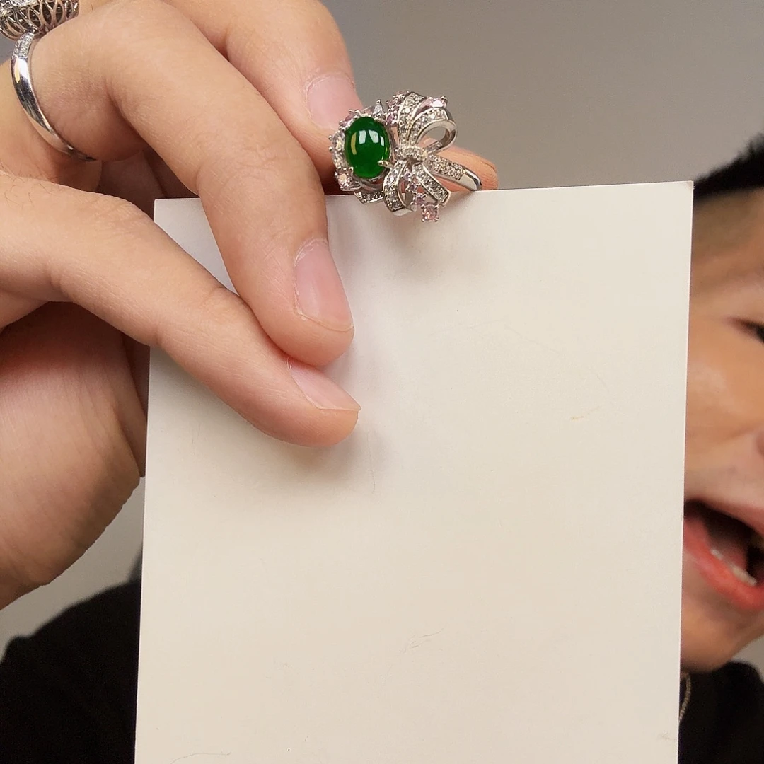 翡翠未镶嵌颈饰一件