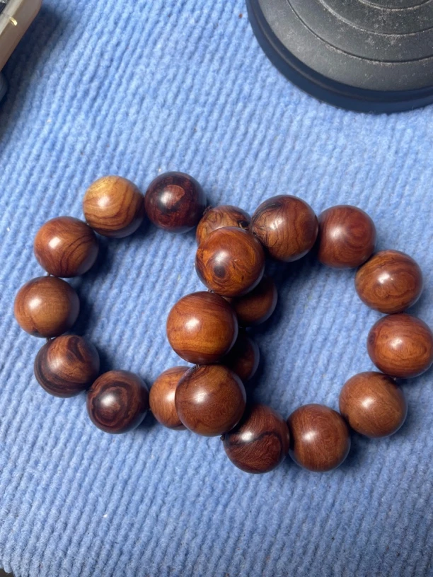 紫檀柳2.5手串，有裂，瑕疵严重，低价处理，介意的不要拍