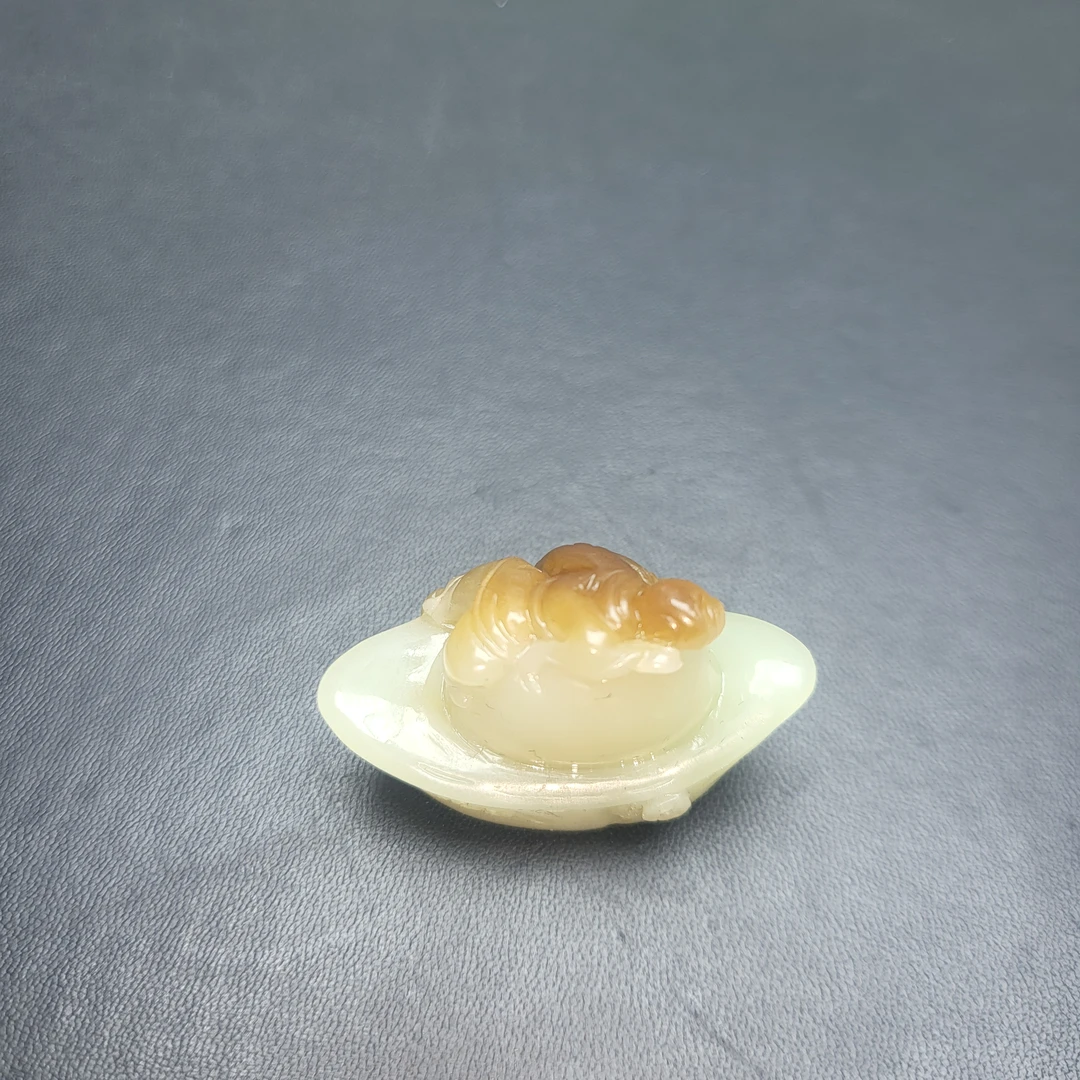 时尚精美新疆和田玉吊坠