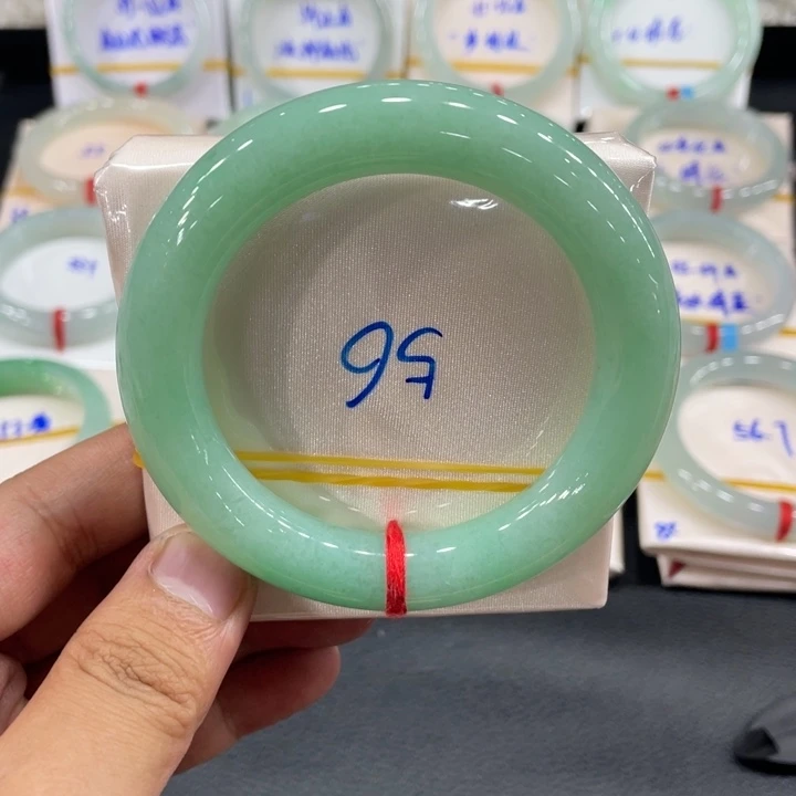 翡翠手镯未镶嵌缅甸翡翠